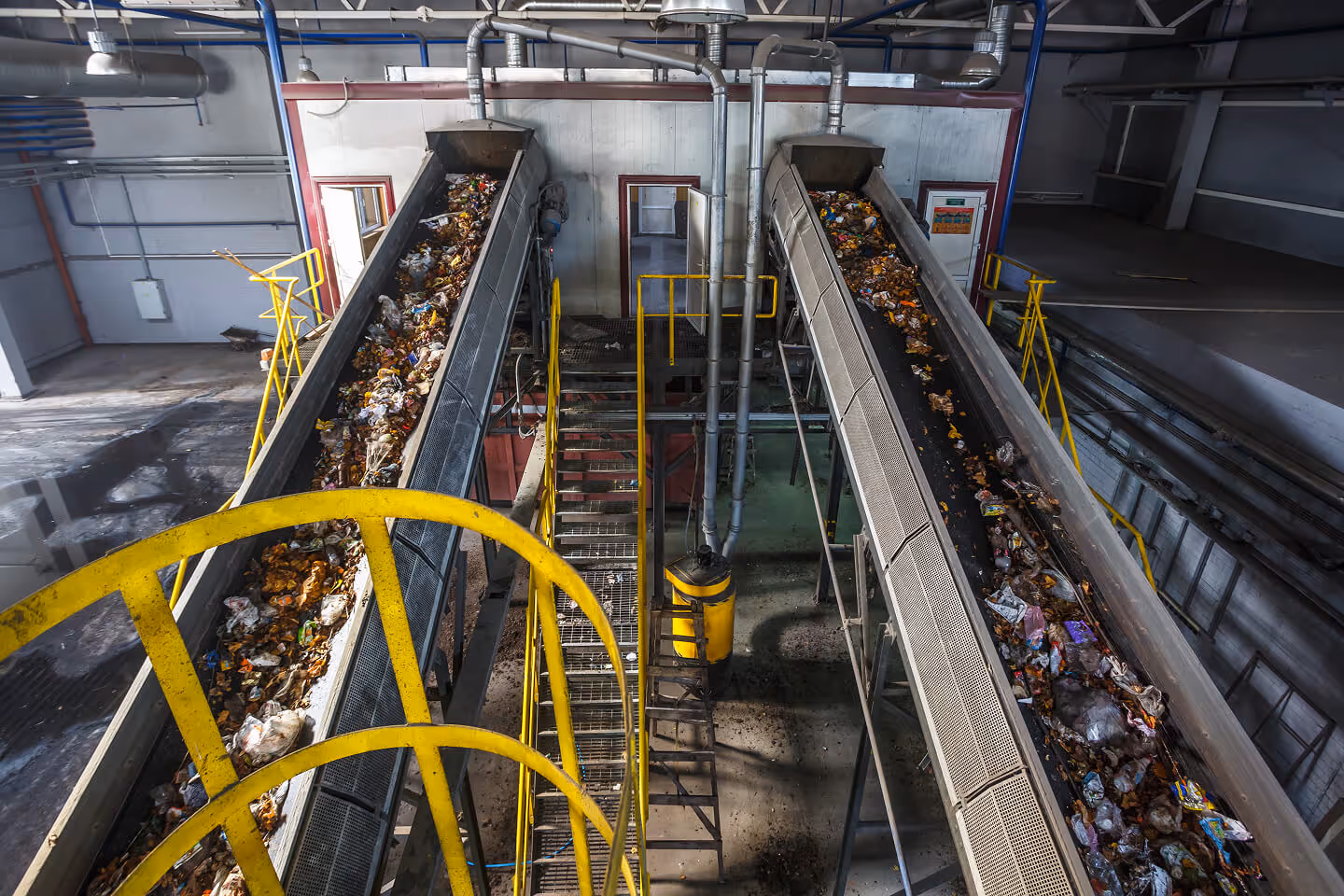 moving-conveyor-transporter-on-modern-waste-recycl-2025-03-09-17-27-58-utc